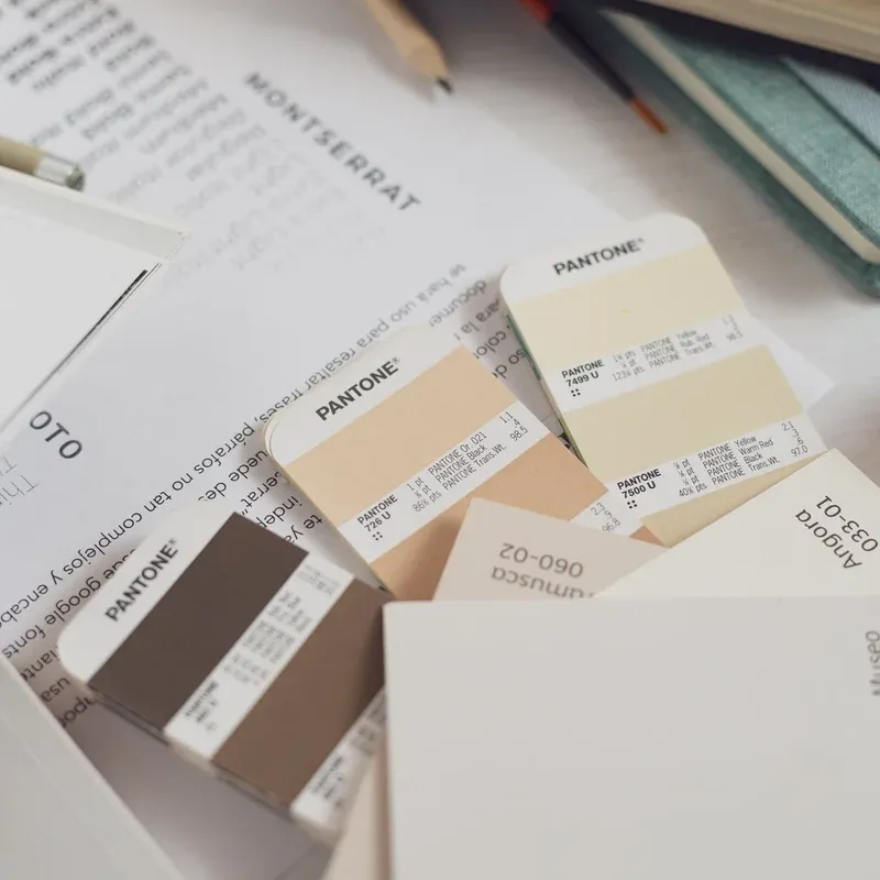 Muestras de color Pantone para la identidad de marca